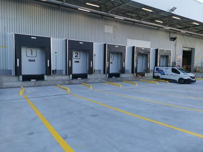 Puertas en un almacén industrial