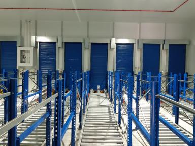 Puertas automatizadas en un almacén especializado
