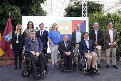 Representantes del Ayuntamiento de Madrid y otras personas participantes en la presentación del Plan Adapta Madrid