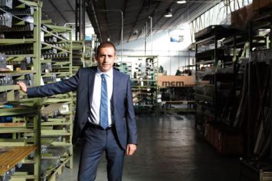 Santiago Rodríguez, gerente de DOM MCM en el almacen de la empresa