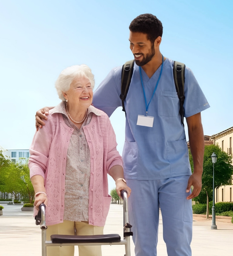 Enfermera y paciente mayor en silla de ruedas en SOCIOCARE
