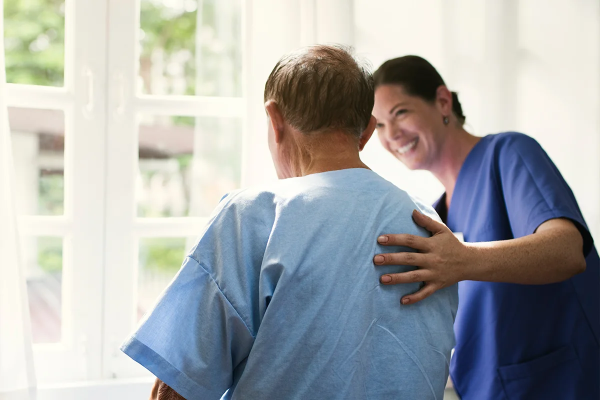 Mujer ayudando a persona mayor en Sociocare