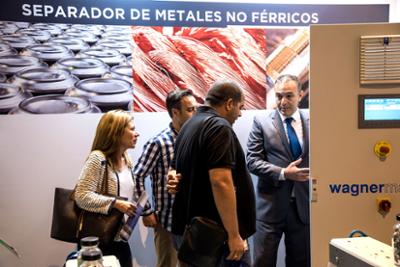 Exhibitor showing several visitors machinery.