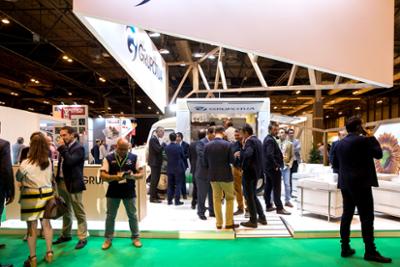 Stand GRUPOTUA con visitantes.