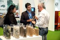Stand con recipientes de cristal con diversas muestras en su interior.