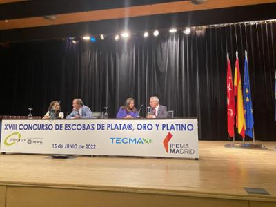 Mesa de la entrega de los galardones