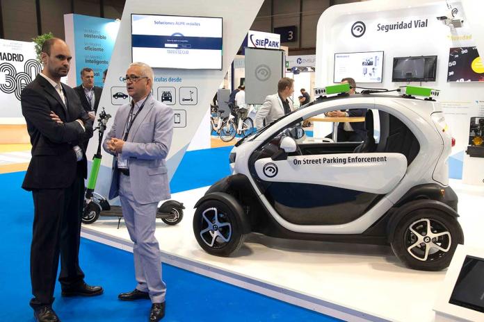 Expositor presentando coche eléctrico