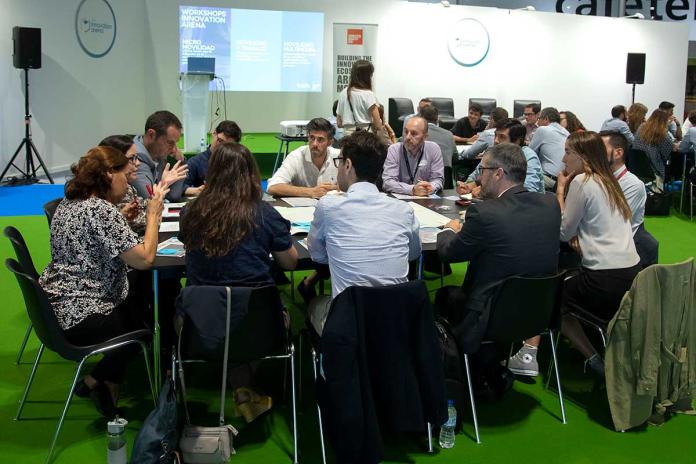 Expositores hablando en una mesa redonda