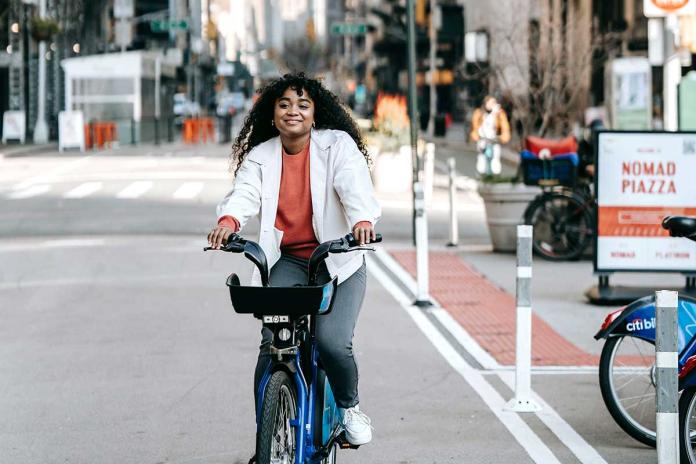 Mujer montando en bicicleta