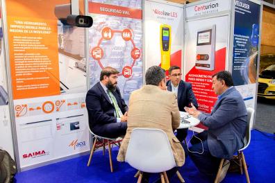 Expositores hablando en un stand