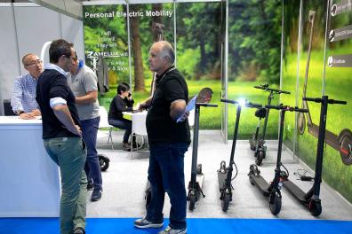 Expositores en un stand de scooters eléctricos