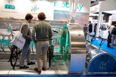 Visitantes observando un stand