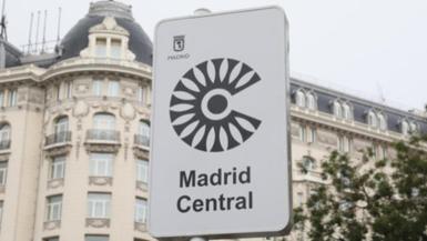 Imagen de una calle de Madrid con cartel zona bajas emisiones