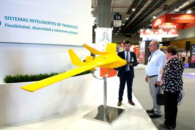 couple getting informed about intelligent transport systems