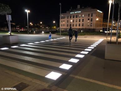 paso de cebra iluminado por la noche