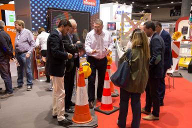 Profesionales de TRAFIC junto a conos de tráfico