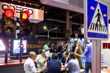 Visitantes y profesionales de la feria junto a señales de trafico