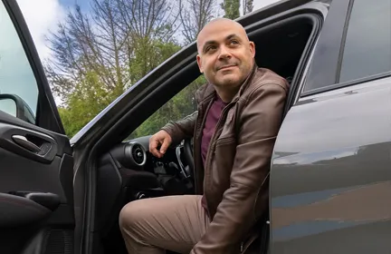 J Calero saliendo de un coche
