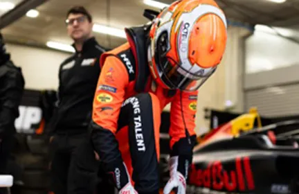 Piloto de carreras  junto a su coche