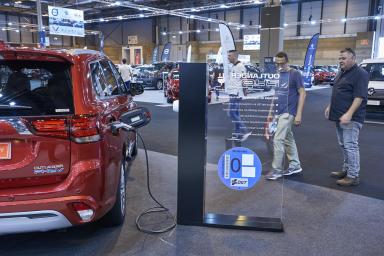 Aspecto de un coche eléctrico recargándose