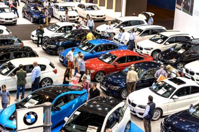 conjunto de coches expuestos