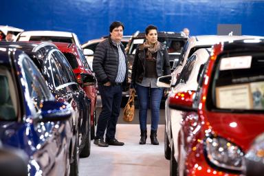 pareja paseando por los pasillos de la feria