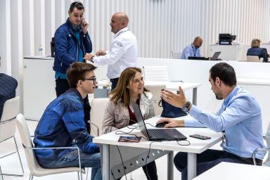 zona de reuniones de la feria