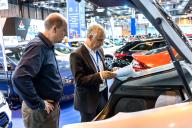 profesional y visitante leyendo los papeles del coche