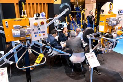 Exposición de maquinaria para manejar el vidrio plano.