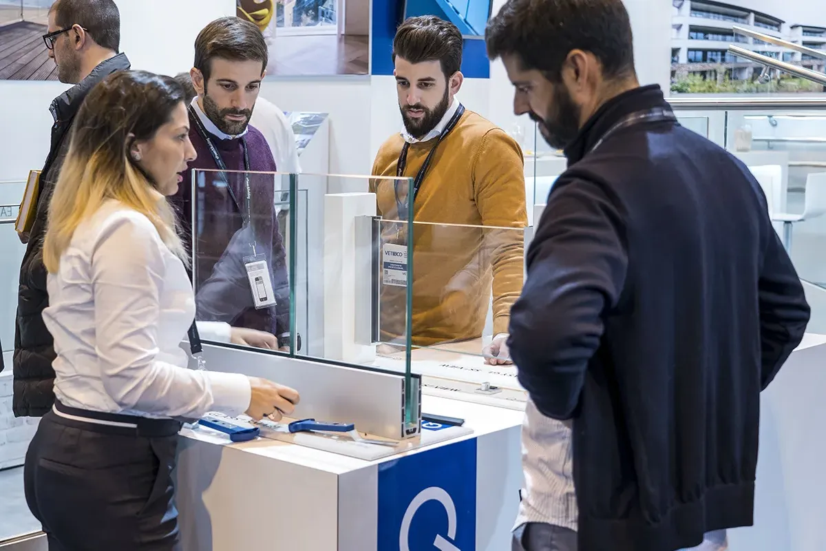 Personas en stand mirando ventanas de cristal