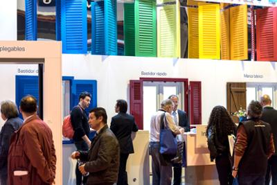 Stand de bastidores y marcos para ventanas de colores.