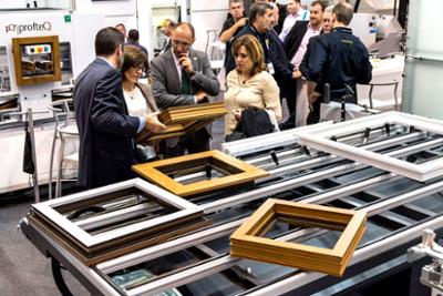 Stand con diversas muestras de marcos para cristales.