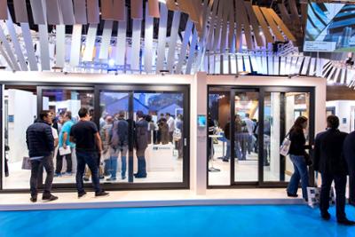 Stand de puertas de cristal.