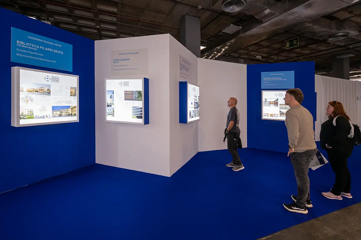 Personas mirando los premios de Veteco 2024