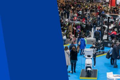 Imagen de la exposición con visitantes.