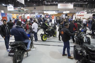 Imagen de uno de lo spabellones de VIVE LA MOTO repleto de visitantes y motos