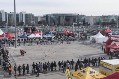 Numerosos visitantes de Vive la Moto disfrutan de una  espectacular  exhibición de motos en el área  exterior de IFEMA