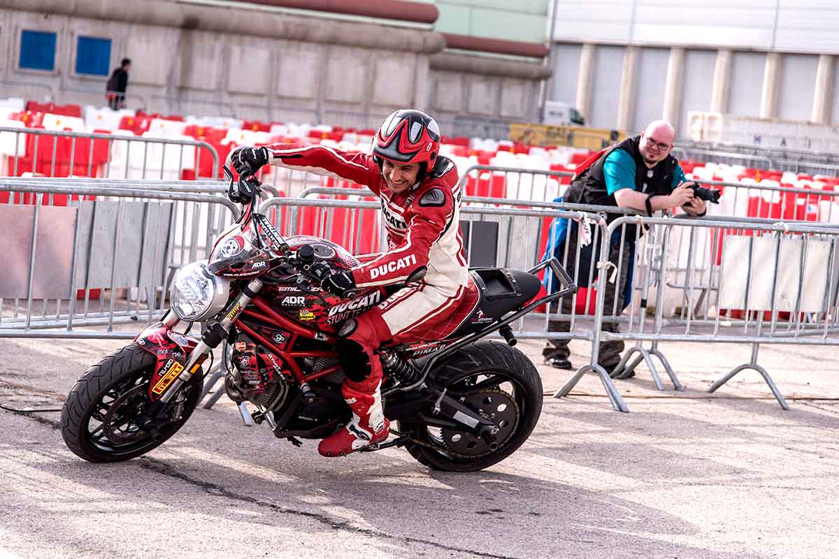 Motorista en un circuito cerrado