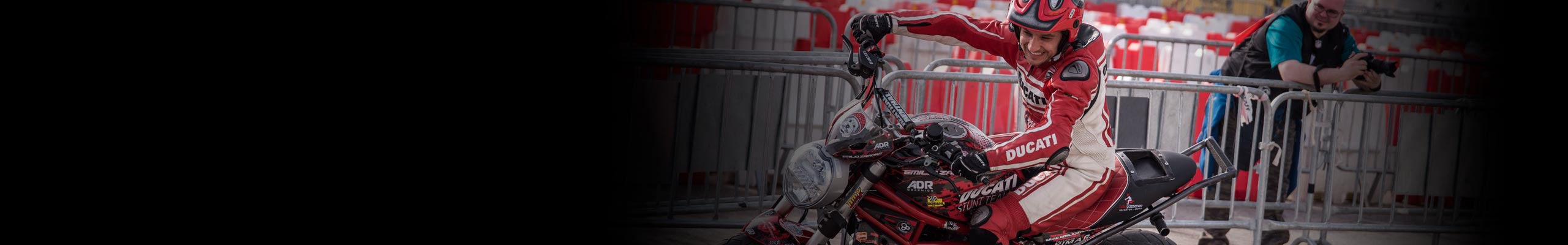 Motorista realizando pruebas en un circuito