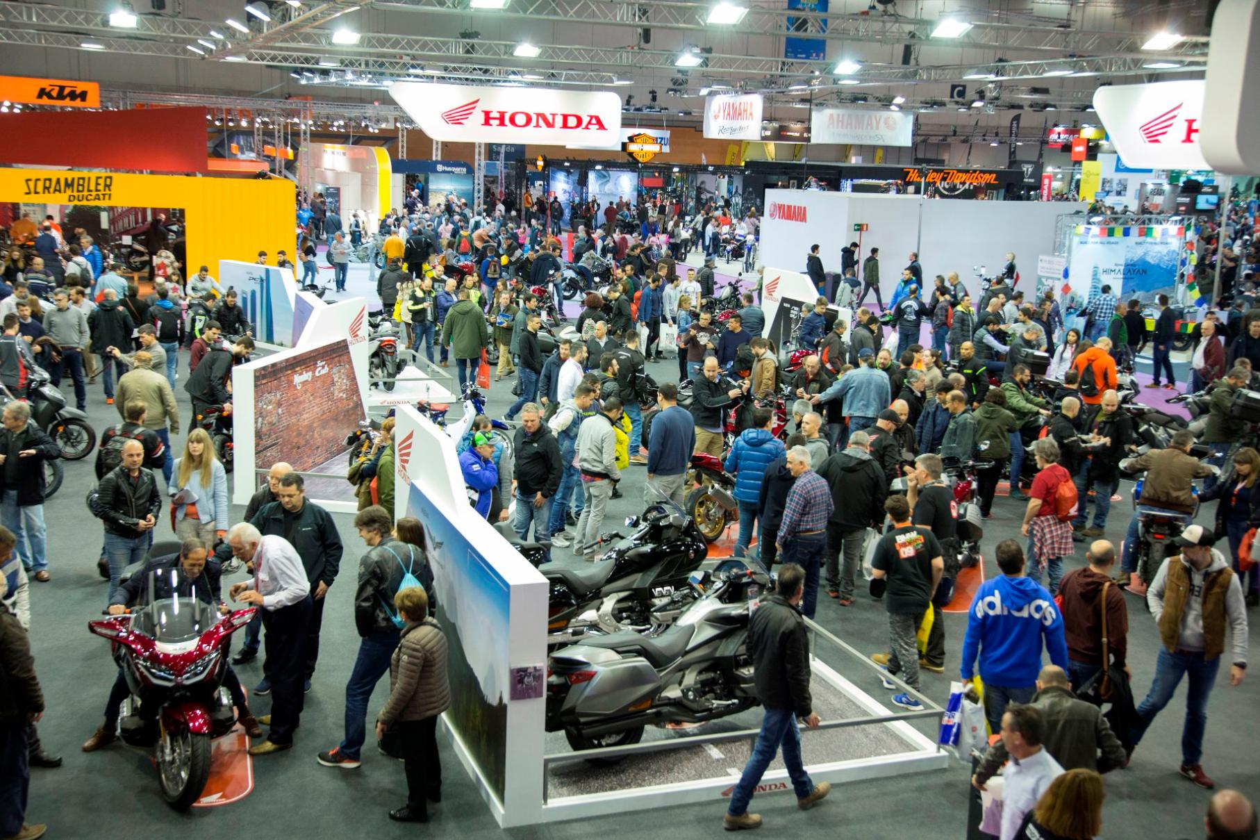 Numerosos visitantes en uno de los pabellones de Vive la Moto en su pasada edición