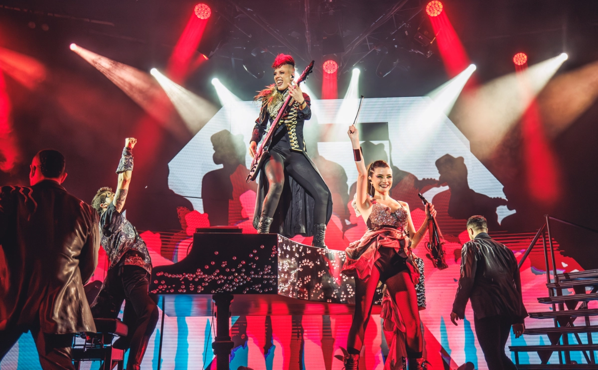 artista de WAH mirando a cámara señalando