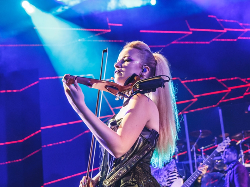 Artista con violín tocando en el escenario