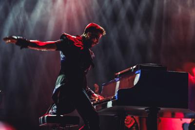 Artista de WAH tocando el piano en el escenario