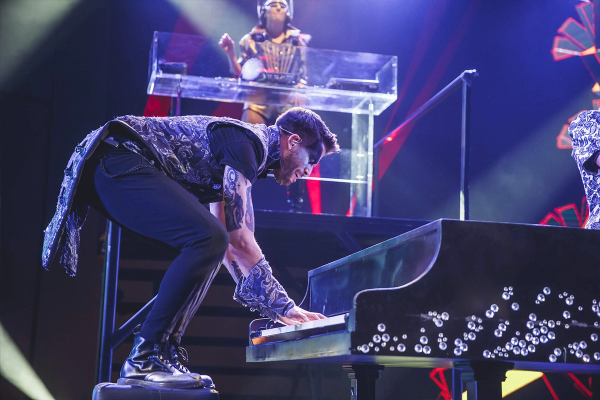 Artista de WAH tocando el piano
