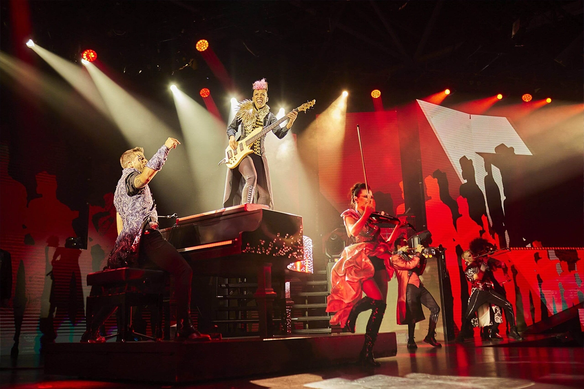 Artistas bailando encima del escenario de WAH