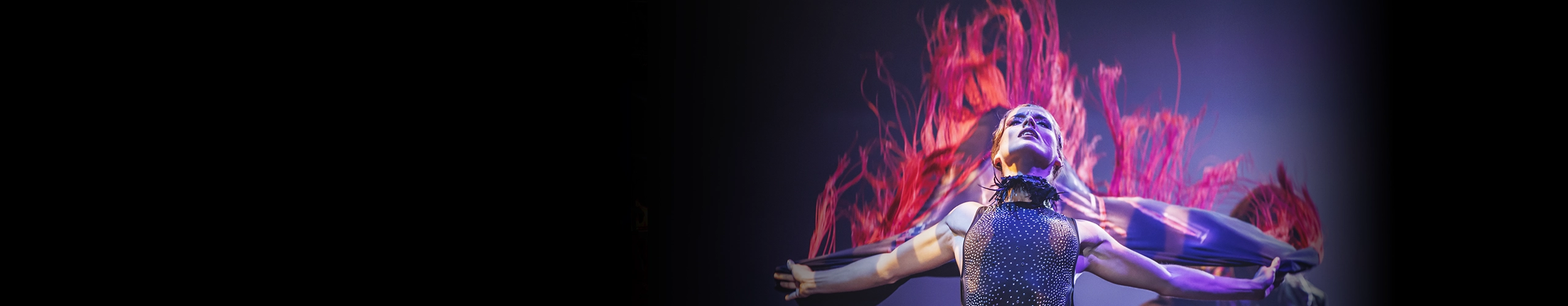 Bailarina de WAH con los brazos abiertos bailando