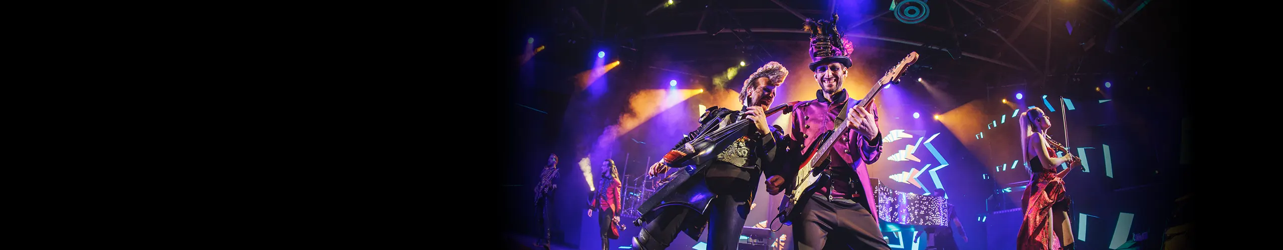 Fotos de músicos de WAH tocando sobre el escenario