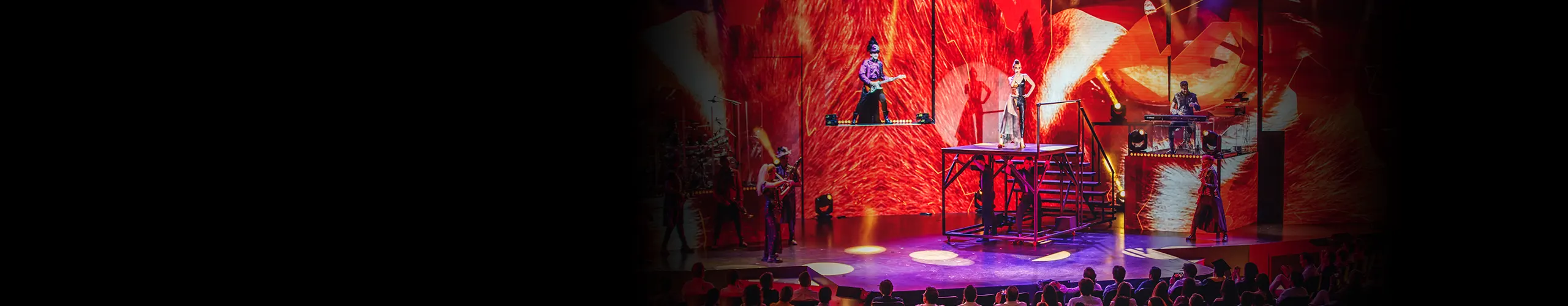 Muicos de WAH sobre el escenario con fondo rojo