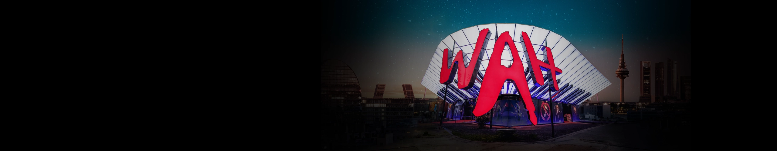 fachada de wah con personas entrando y el logo grande con luces